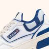 CLC Low Sneaker aus weißem Leder und Prinzessinnenblauem Wildleder CLC Low Sneaker aus weißem Leder und Prinzessinnenblauem Wildleder