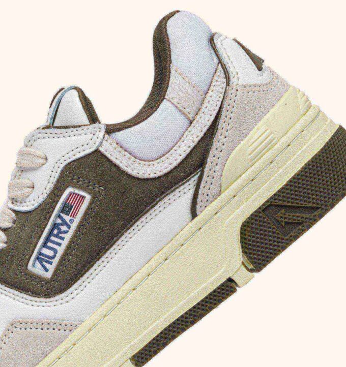 CLC Low Sneaker aus weißem und jagnergrünem Leder und Wildleder