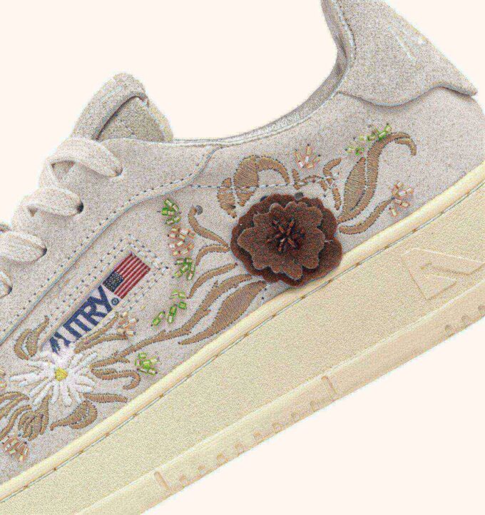 DALLAS LOW ‚FLORAL‘ SNEAKER AUS WEISSEM WILDLEDER