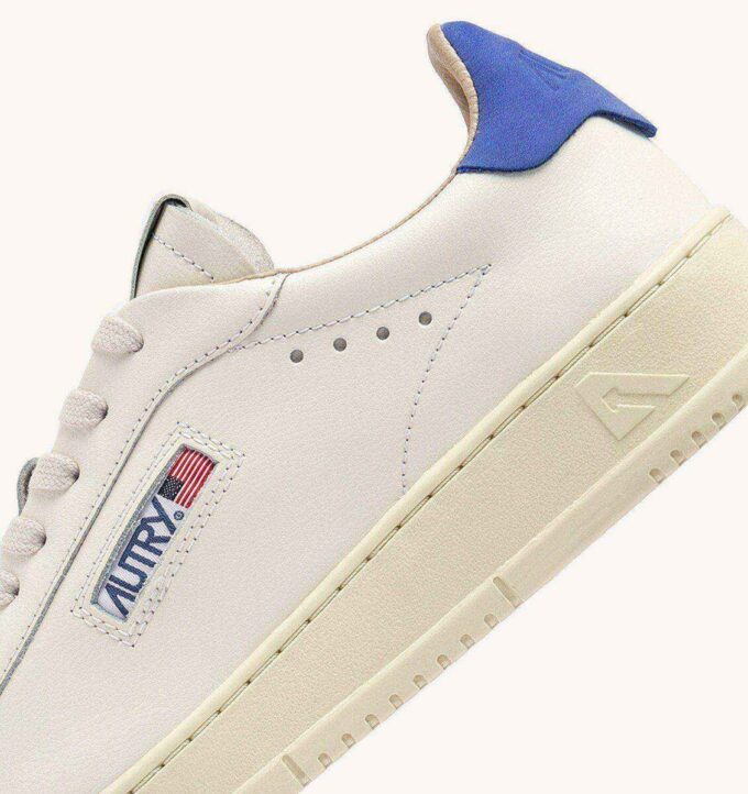 DALLAS LOW SNEAKER IN MARSHMALLOW UND BLAUEM LEDER DALLAS LOW SNEAKER IN MARSHMALLOW UND BLAUEM LEDER