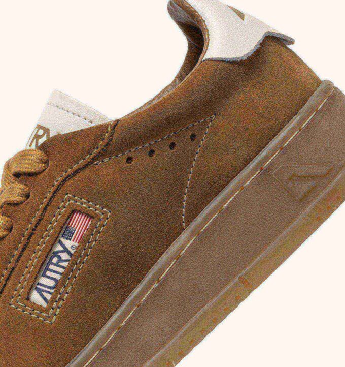 DALLAS LOW SNEAKER IN MARSHMALLOW UND CIGAR SUEDE