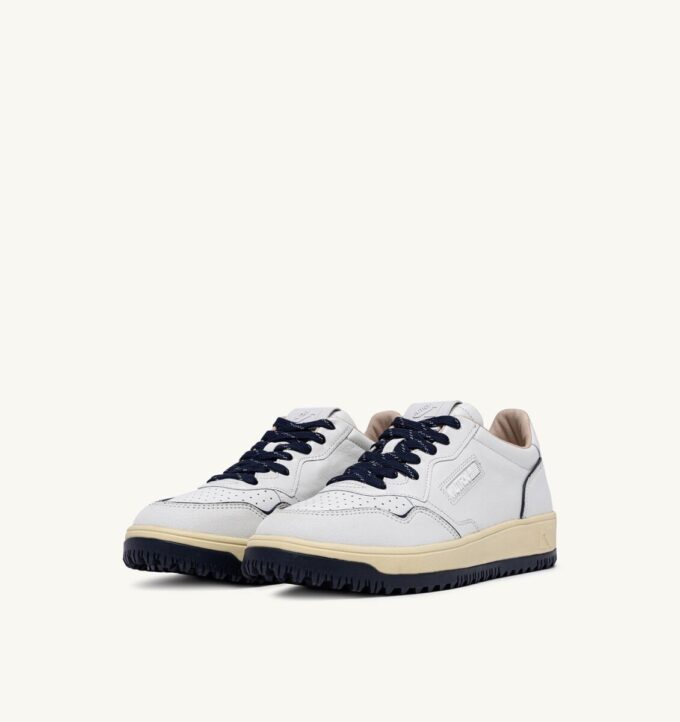 GOLF LOW SNEAKER AUS WEISSEM UND MARINEBLAUEM LEDER GOLF LOW SNEAKER AUS WEISSEM UND MARINEBLAUEM LEDER