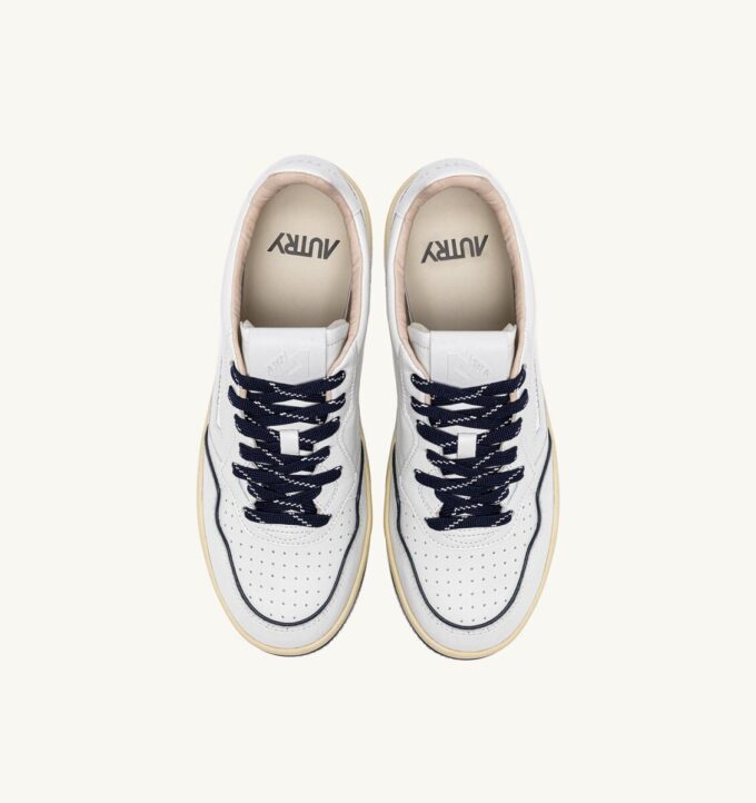 GOLF LOW SNEAKER AUS WEISSEM UND MARINEBLAUEM LEDER GOLF LOW SNEAKER AUS WEISSEM UND MARINEBLAUEM LEDER