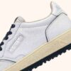 GOLF LOW SNEAKER AUS WEISSEM UND MARINEBLAUEM LEDER GOLF LOW SNEAKER AUS WEISSEM UND MARINEBLAUEM LEDER