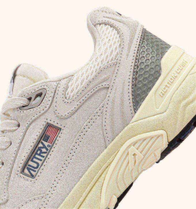 HYPERWAY SNEAKER AUS WEISSEM UND SILBERNEN MESH- UND WILDLEDER