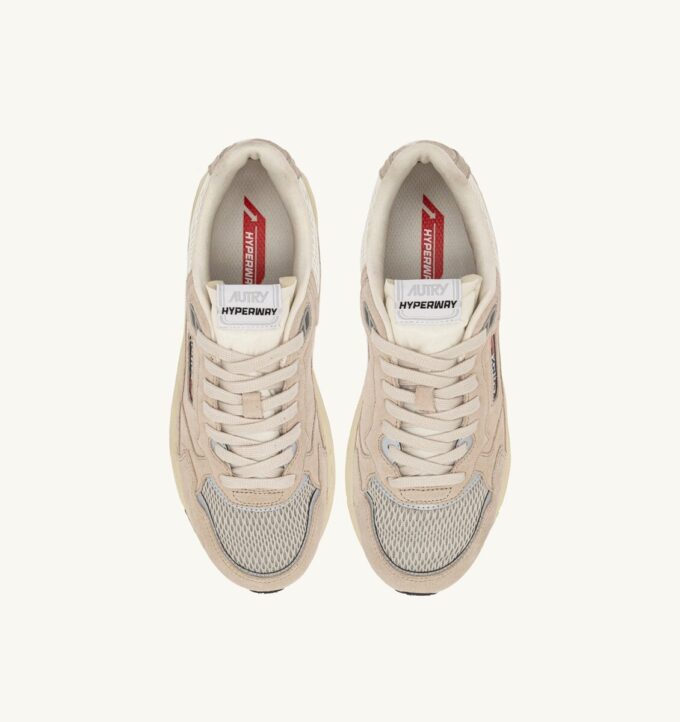 HYPERWAY SNEAKER IN SANDBRAUN UND SILBERFARBENEM WILDLEDER UND MESH