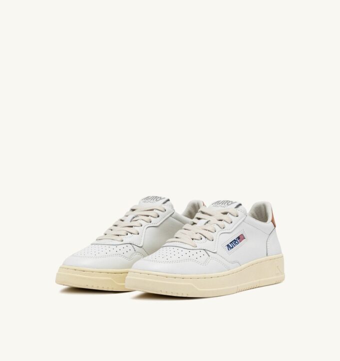 KÖRBE-MEDAILLENGEWINNER LOW EN CUIR BLANC ET SANDSTORM KÖRBE-MEDAILLENGEWINNER LOW EN CUIR BLANC ET SANDSTORM