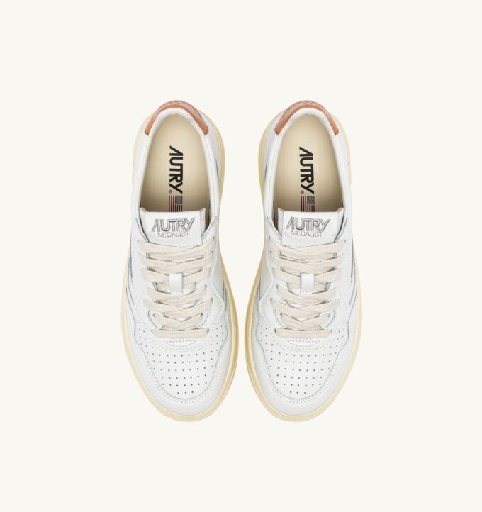KÖRBE-MEDAILLENGEWINNER LOW EN CUIR BLANC ET SANDSTORM KÖRBE-MEDAILLENGEWINNER LOW EN CUIR BLANC ET SANDSTORM