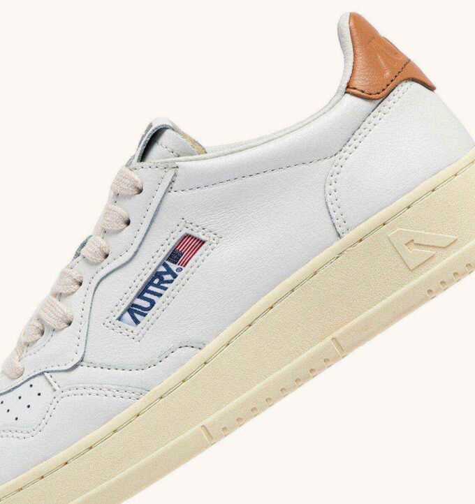 KÖRBE-MEDAILLENGEWINNER LOW EN CUIR BLANC ET SANDSTORM KÖRBE-MEDAILLENGEWINNER LOW EN CUIR BLANC ET SANDSTORM