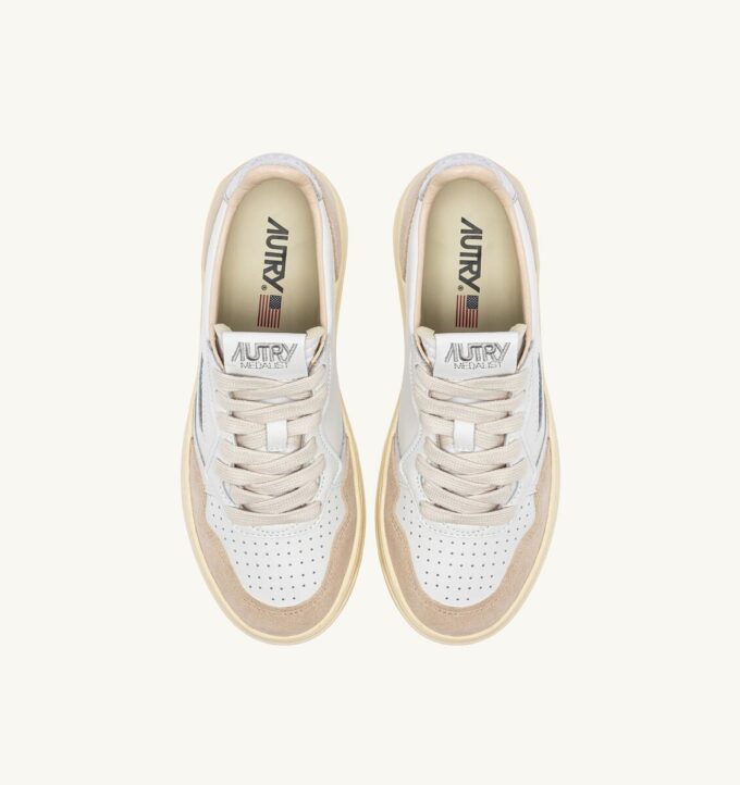 KÖRBE-MEDAILLENGEWINNER LOW EN CUIR ET DAIM BLANC ET ARGENT KÖRBE-MEDAILLENGEWINNER LOW EN CUIR ET DAIM BLANC ET ARGENT