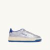 KÖRBE MEDAILLENGEWINNER LOW EN CUIR METALLIQUE ARGENT ET BLEU