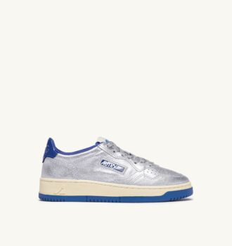 KÖRBE MEDAILLENGEWINNER LOW EN CUIR METALLIQUE ARGENT ET BLEU