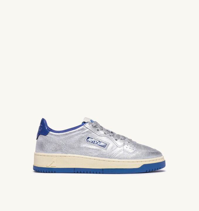 KÖRBE MEDAILLENGEWINNER LOW EN CUIR METALLIQUE ARGENT ET BLEU