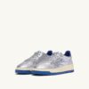KÖRBE MEDAILLENGEWINNER LOW EN CUIR METALLIQUE ARGENT ET BLEU
