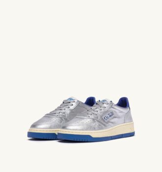 KÖRBE MEDAILLENGEWINNER LOW EN CUIR METALLIQUE ARGENT ET BLEU