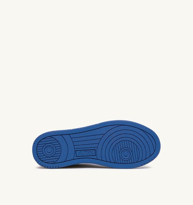 KÖRBE MEDAILLENGEWINNER LOW EN CUIR METALLIQUE ARGENT ET BLEU