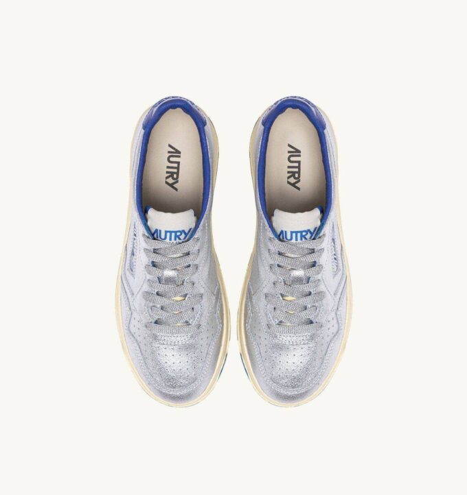 KÖRBE MEDAILLENGEWINNER LOW EN CUIR METALLIQUE ARGENT ET BLEU
