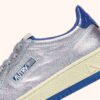 KÖRBE MEDAILLENGEWINNER LOW EN CUIR METALLIQUE ARGENT ET BLEU