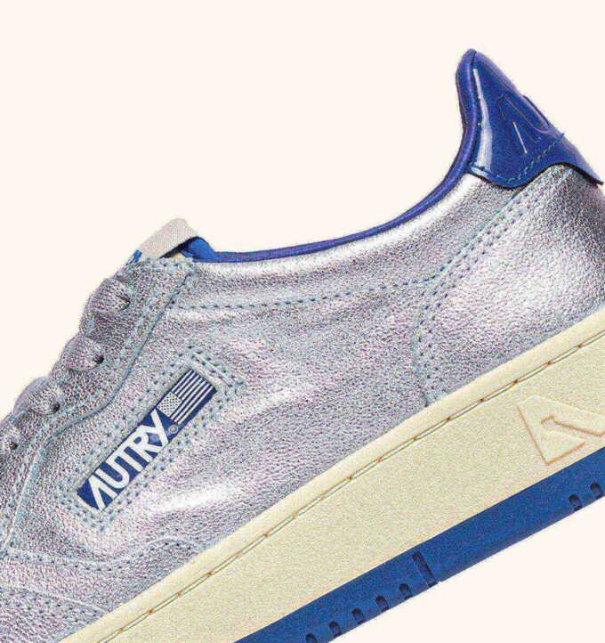 KÖRBE MEDAILLENGEWINNER LOW EN CUIR METALLIQUE ARGENT ET BLEU