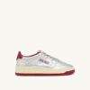 KÖRBE-MEDAILLENGEWINNER LOW EN CUIR METALLIQUE ARGENT ET ROUGE