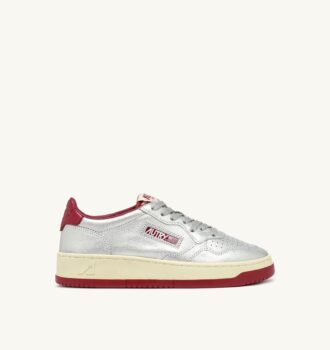 KÖRBE-MEDAILLENGEWINNER LOW EN CUIR METALLIQUE ARGENT ET ROUGE