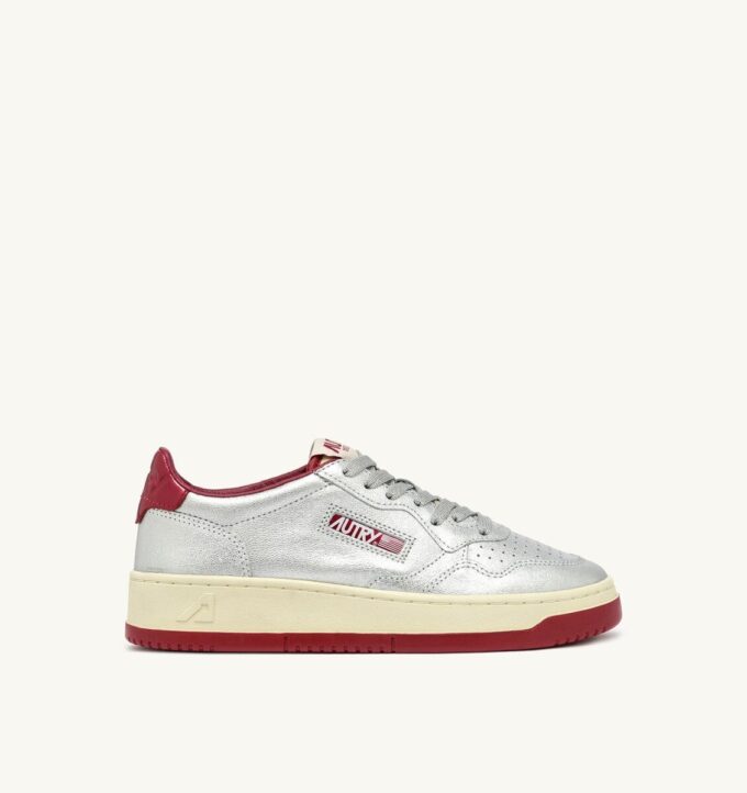 KÖRBE-MEDAILLENGEWINNER LOW EN CUIR METALLIQUE ARGENT ET ROUGE