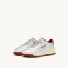 KÖRBE-MEDAILLENGEWINNER LOW EN CUIR METALLIQUE ARGENT ET ROUGE