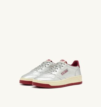 KÖRBE-MEDAILLENGEWINNER LOW EN CUIR METALLIQUE ARGENT ET ROUGE