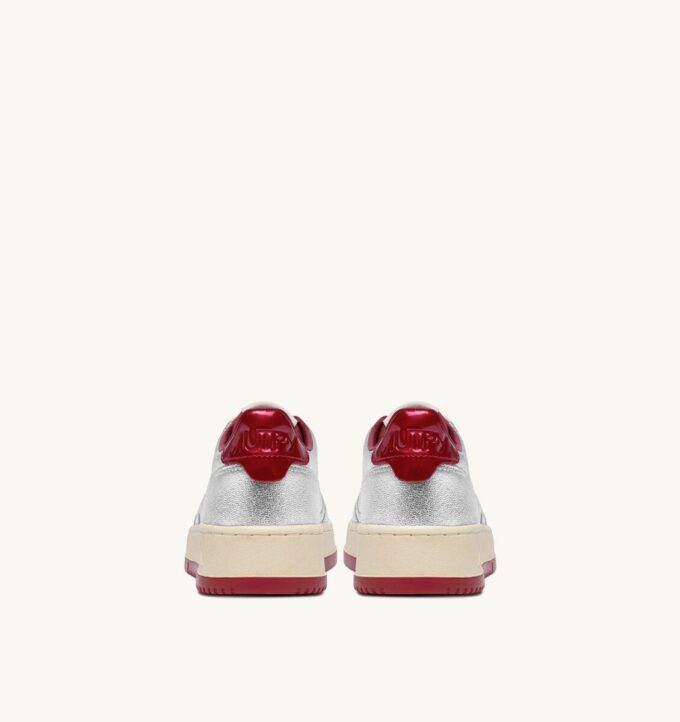 KÖRBE-MEDAILLENGEWINNER LOW EN CUIR METALLIQUE ARGENT ET ROUGE