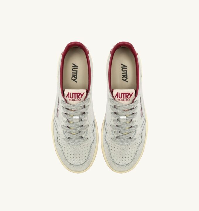 KÖRBE-MEDAILLENGEWINNER LOW EN CUIR METALLIQUE ARGENT ET ROUGE