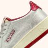 KÖRBE-MEDAILLENGEWINNER LOW EN CUIR METALLIQUE ARGENT ET ROUGE