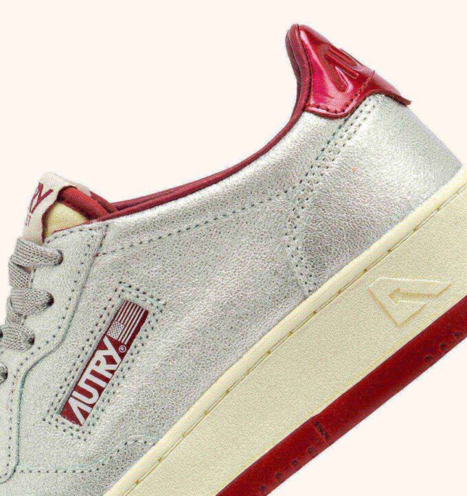 KÖRBE-MEDAILLENGEWINNER LOW EN CUIR METALLIQUE ARGENT ET ROUGE
