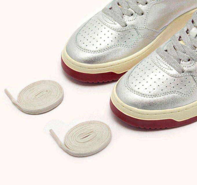 KÖRBE-MEDAILLENGEWINNER LOW EN CUIR METALLIQUE ARGENT ET ROUGE