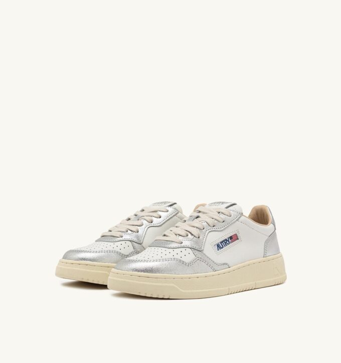 KÖRBE MEDALIST LOW BICOLOR EN CUIR BLANC UND ARGENT METALLISE‘ KÖRBE MEDALIST LOW BICOLOR EN CUIR BLANC UND ARGENT METALLISE‘