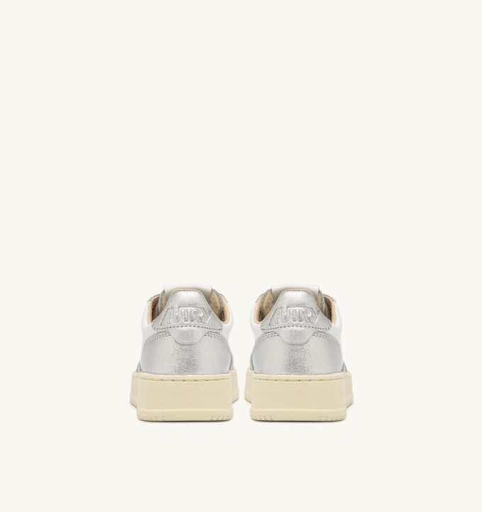 KÖRBE MEDALIST LOW BICOLOR EN CUIR BLANC UND ARGENT METALLISE‘ KÖRBE MEDALIST LOW BICOLOR EN CUIR BLANC UND ARGENT METALLISE‘