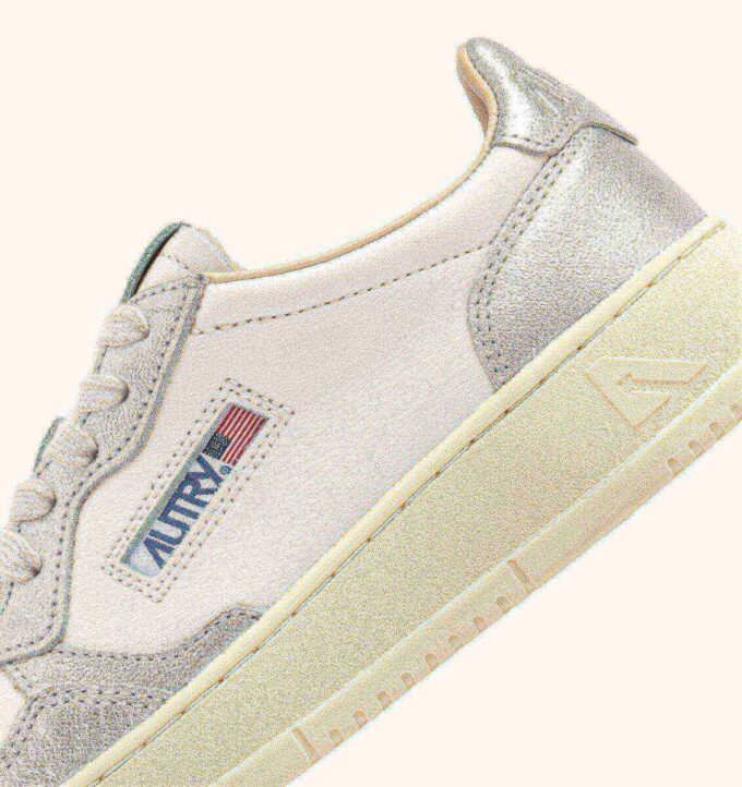 KÖRBE MEDALIST LOW BICOLOR EN CUIR BLANC UND ARGENT METALLISE‘ KÖRBE MEDALIST LOW BICOLOR EN CUIR BLANC UND ARGENT METALLISE‘