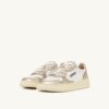 KÖRBE MEDALIST LOW BICOLOR EN CUIR BLANC UND PLATINE METALLISE‘ KÖRBE MEDALIST LOW BICOLOR EN CUIR BLANC UND PLATINE METALLISE‘