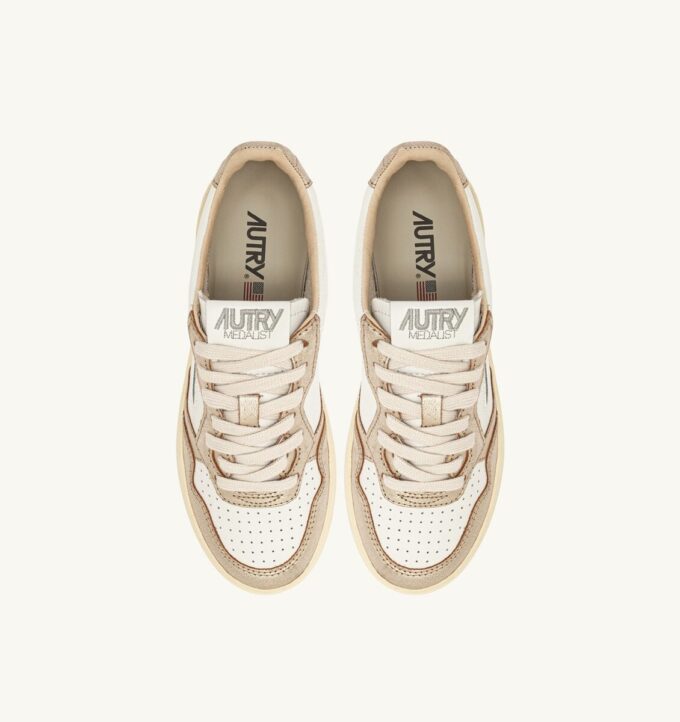 KÖRBE MEDALIST LOW BICOLOR EN CUIR BLANC UND PLATINE METALLISE‘ KÖRBE MEDALIST LOW BICOLOR EN CUIR BLANC UND PLATINE METALLISE‘