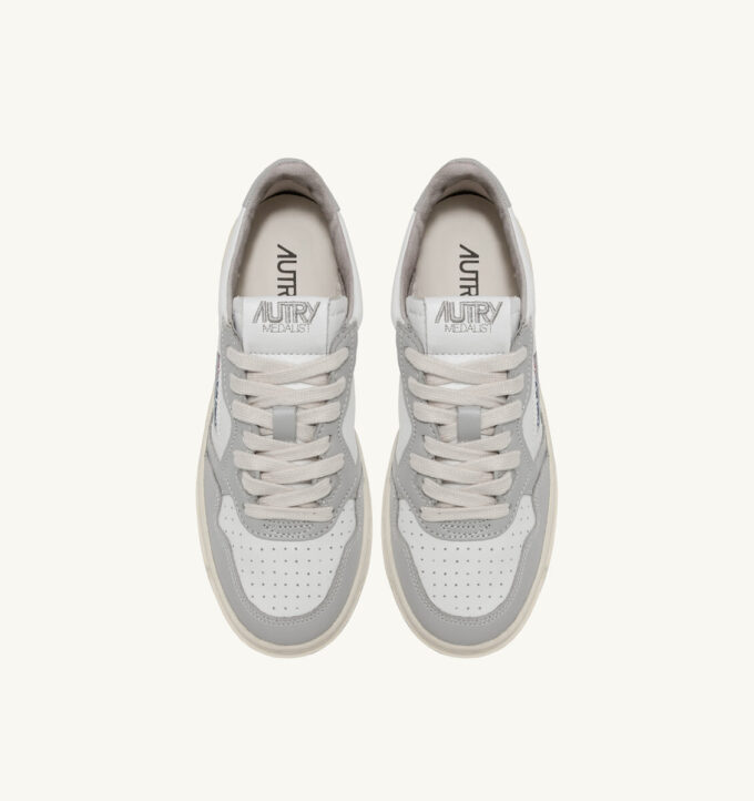 KÖRBE MEDALIST LOW BICOLOR IN CUIR BLANC ET VAPOR KÖRBE MEDALIST LOW BICOLOR IN CUIR BLANC ET VAPOR