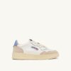 KÖRBE MEDALIST LOW IN WILDLEDER IN CUIR BLANC UND DELLA ROBBIA BLAU