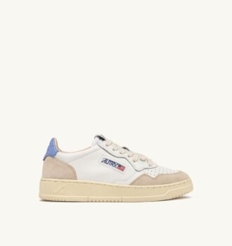KÖRBE MEDALIST LOW IN WILDLEDER IN CUIR BLANC UND DELLA ROBBIA BLAU