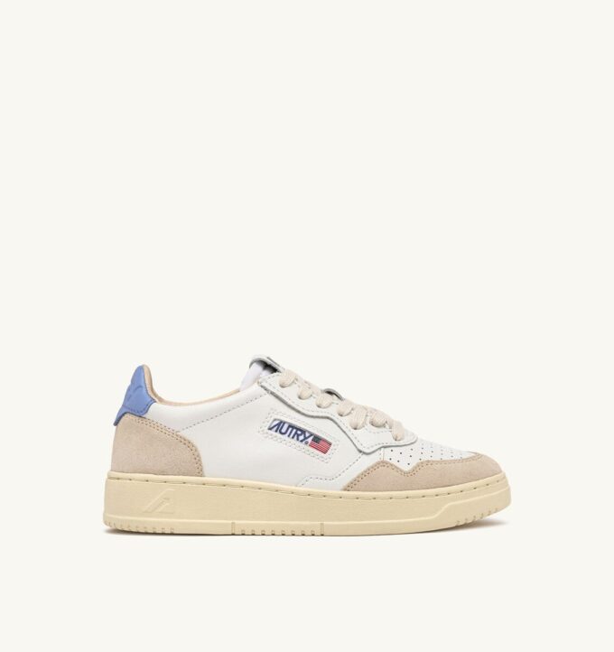 KÖRBE MEDALIST LOW IN WILDLEDER IN CUIR BLANC UND DELLA ROBBIA BLAU