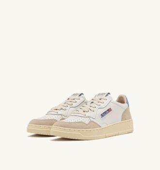 KÖRBE MEDALIST LOW IN WILDLEDER IN CUIR BLANC UND DELLA ROBBIA BLAU