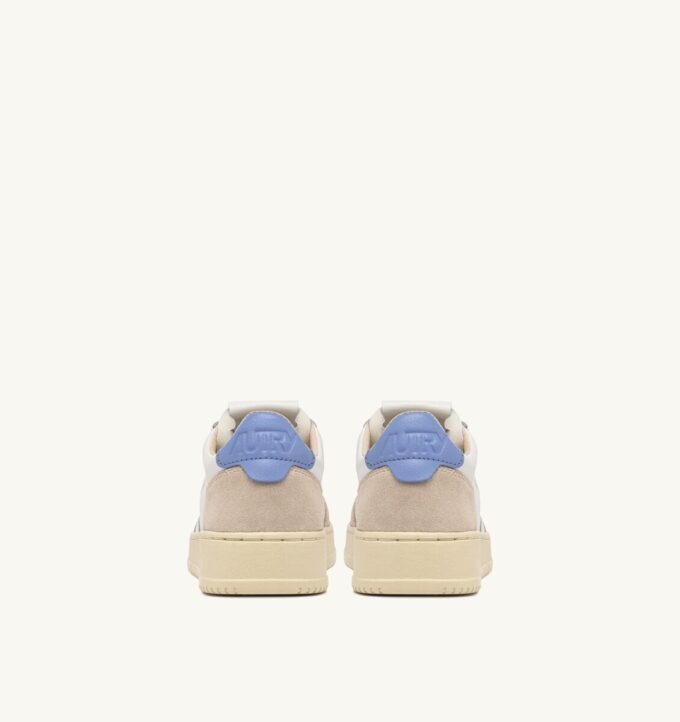 KÖRBE MEDALIST LOW IN WILDLEDER IN CUIR BLANC UND DELLA ROBBIA BLAU