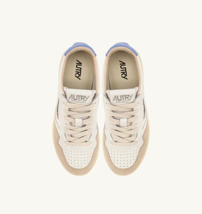KÖRBE MEDALIST LOW IN WILDLEDER IN CUIR BLANC UND DELLA ROBBIA BLAU