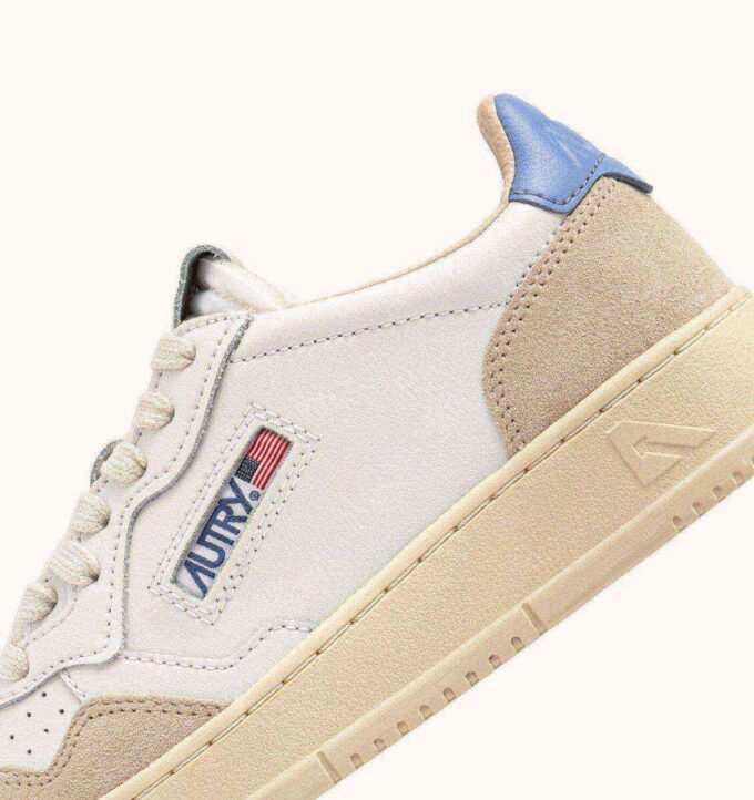 KÖRBE MEDALIST LOW IN WILDLEDER IN CUIR BLANC UND DELLA ROBBIA BLAU
