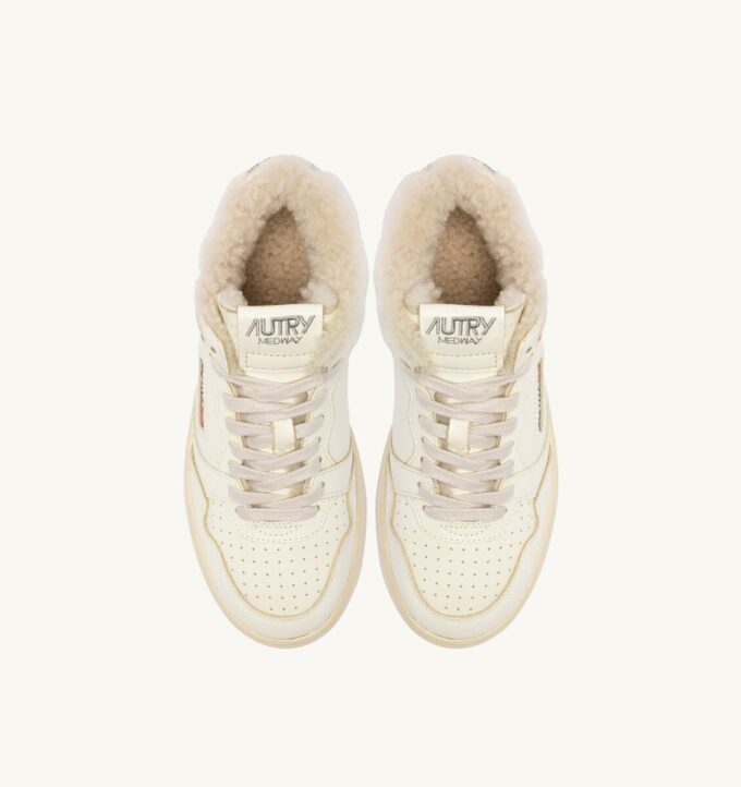 MED-WAY SNEAKER AUS LEDER UND LAMMFELL IN DEN FARBEN WEISS UND MARSHMALLOW