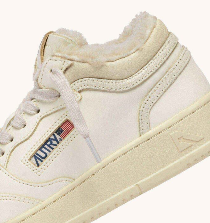 MED-WAY SNEAKER AUS LEDER UND LAMMFELL IN DEN FARBEN WEISS UND MARSHMALLOW