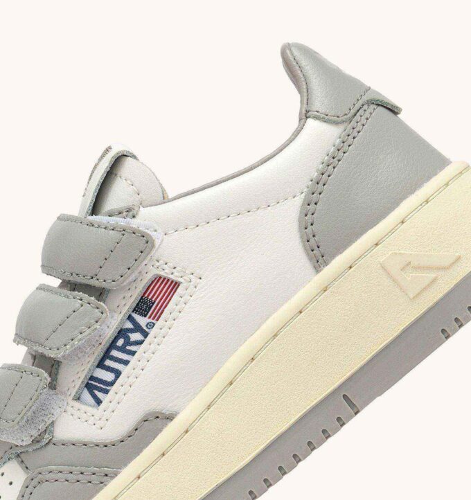 MEDALIST KIDSTRIPES LOW BICOLOR SNEAKERS IN WEISSEM UND HELLGRAUEM LEDER MEDALIST KIDSTRIPES LOW BICOLOR SNEAKERS IN WEISSEM UND HELLGRAUEM LEDER