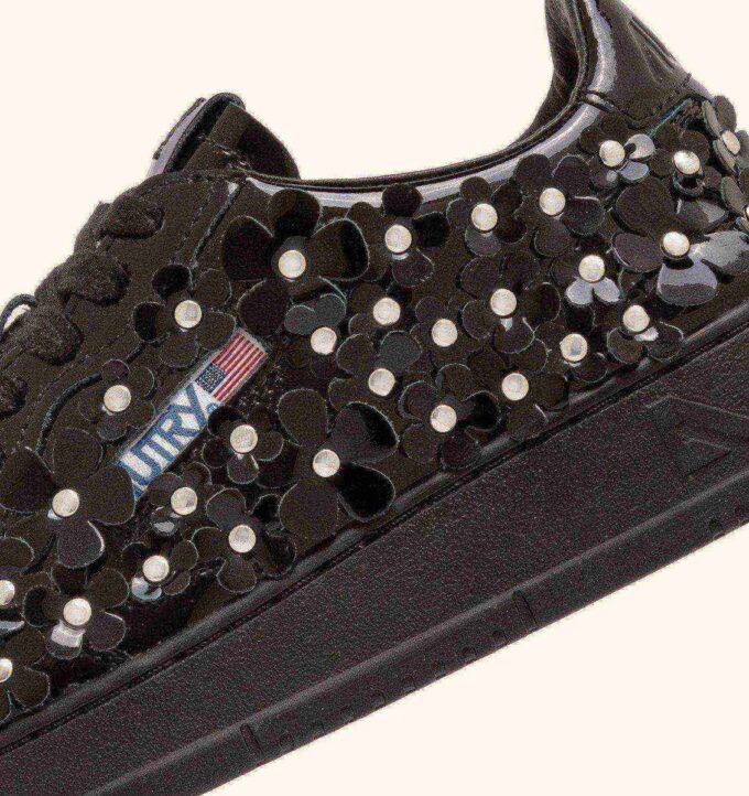MEDALIST LOW ‚BLOOMING‘ SNEAKER AUS LACKLEDER, FARBE SCHWARZ